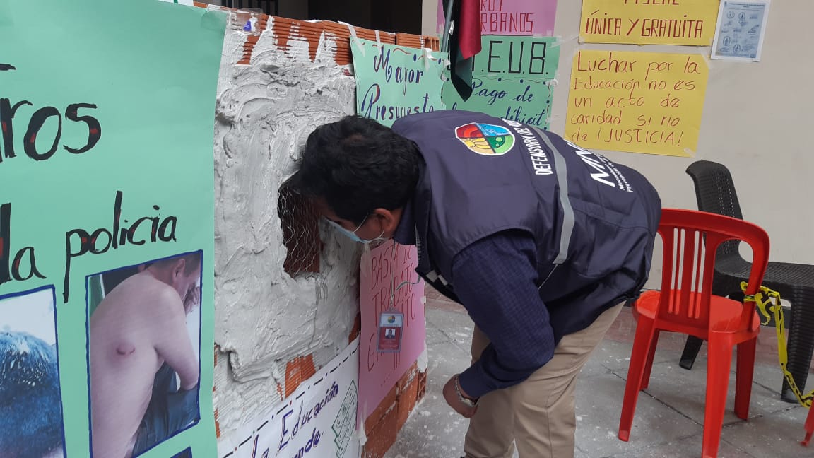 Defensoría del Pueblo visitó a maestros tapiados y verifica que la medida de presión causó deterioro en su salud