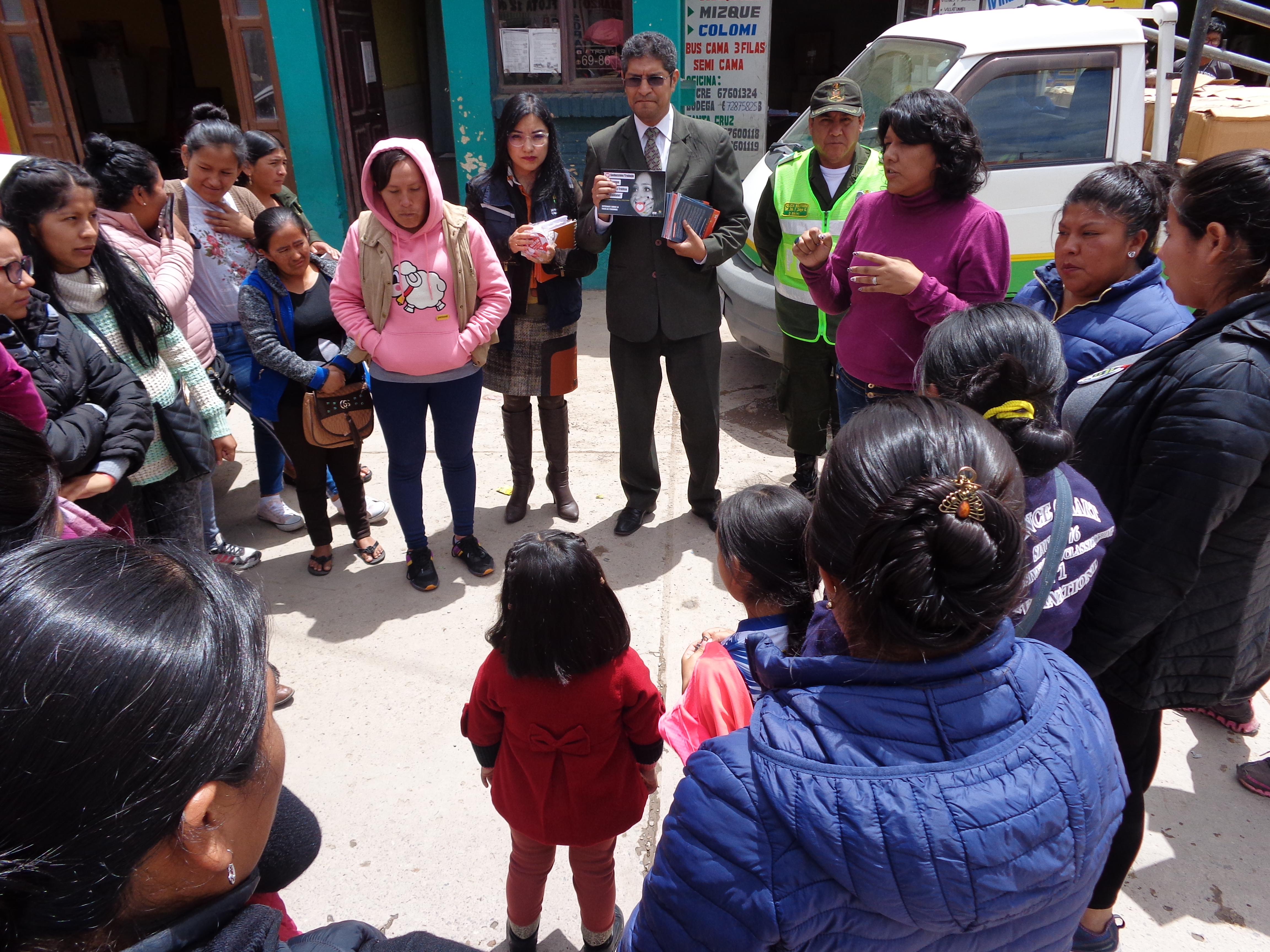 DEFENSORÍA DEL PUEBLO SENSIBILIZÓ CONTRA LA TRATA Y TRÁFICO DE PERSONAS A CHOFERES DEL MUNICIPIO DE SUCRE