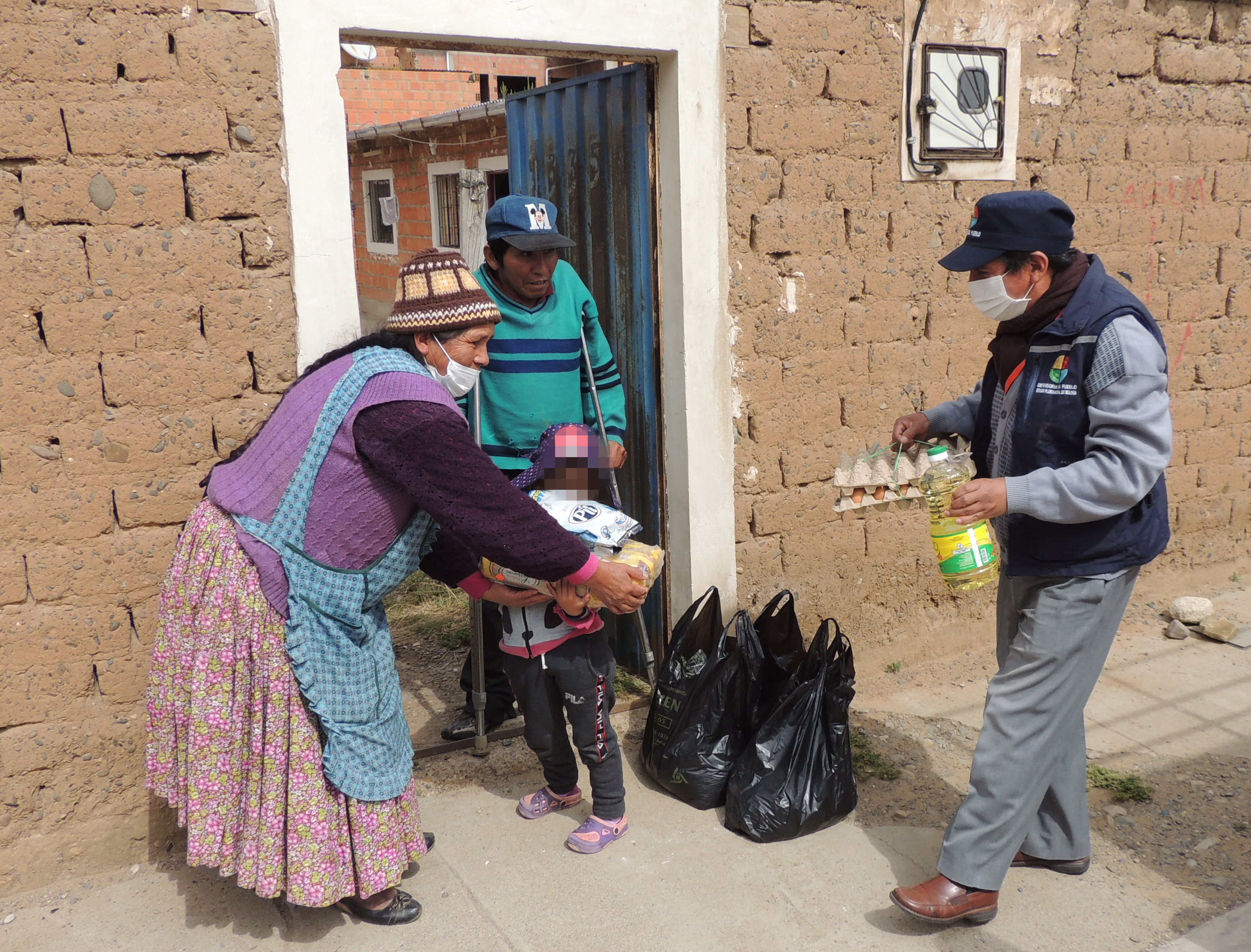 DEFENSORÍA DEL PUEBLO CONTINÚA AL ENCUENTRO DE LAS FAMILIAS MÁS VULNERABLES DE EL ALTO CON LA ENTREGA DE VÍVERES