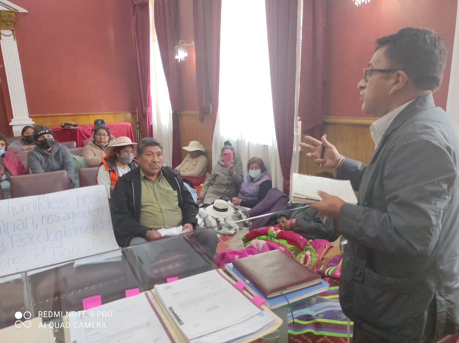 CON MEDIACIÓN DE LA DEFENSORIA DEL PUEBLO EN ORURO, COMERCIANTES SUSPENDEN HUELGA DE HAMBRE INSTALADA EN EL SALÓN ROJO DEL MUNICIPIO