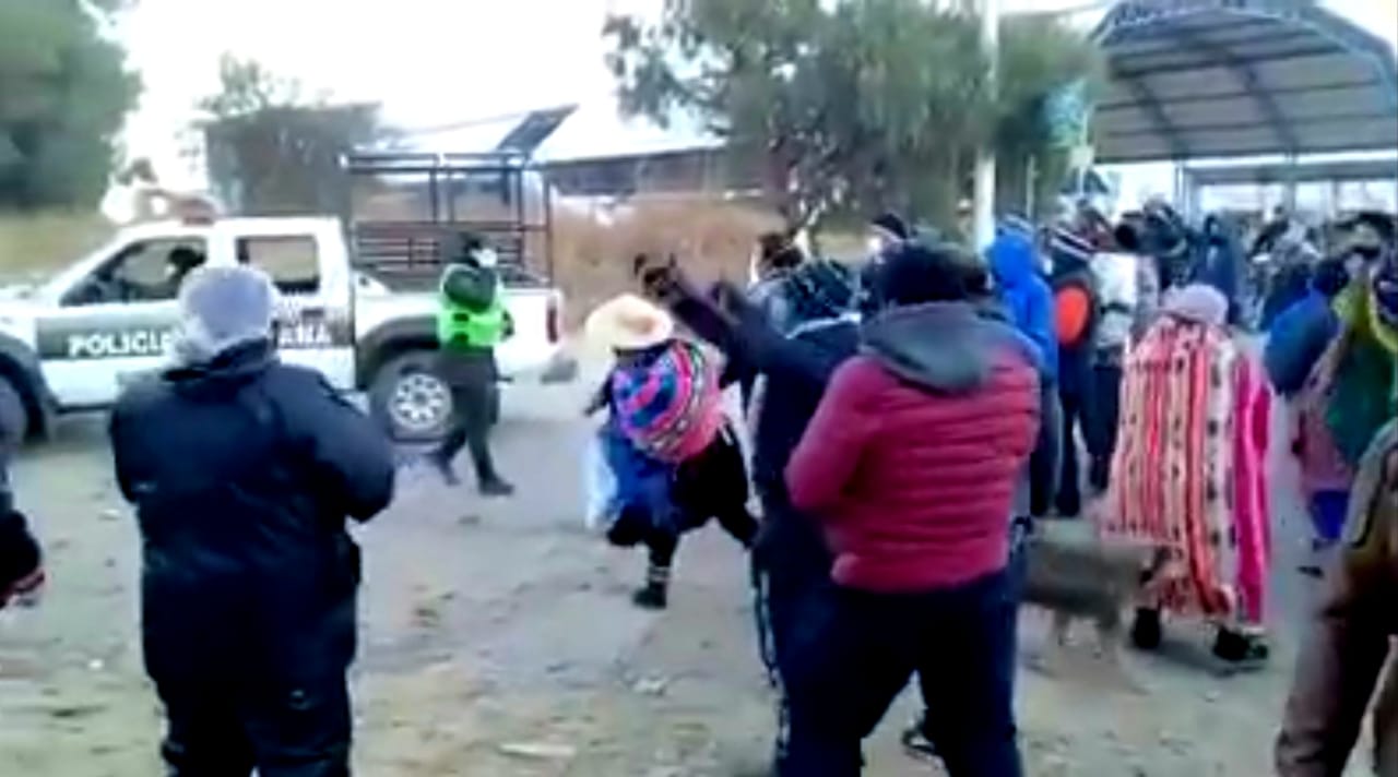 Defensoría del pueblo condena agresiones de comerciantes en Punata hacia policías y gendarmes municipales