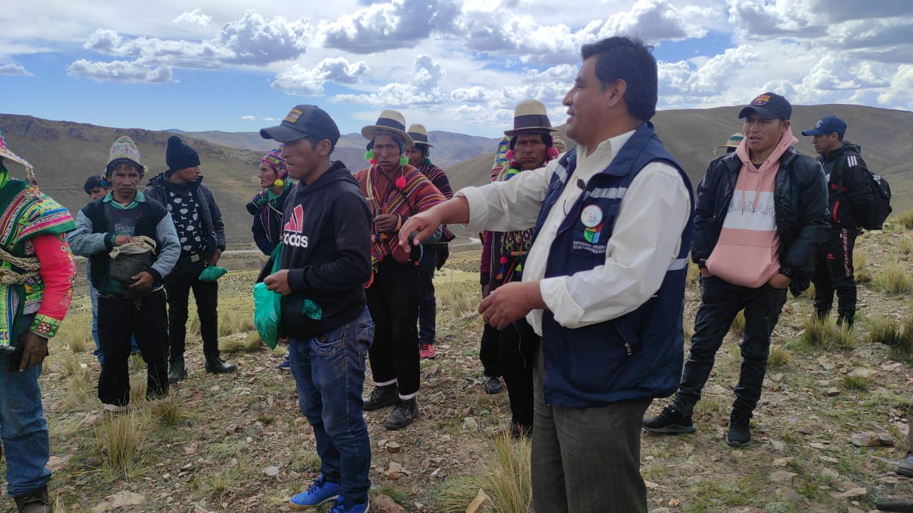 DELEGACIÓN DEFENSORIAL DE ORURO ACUDE A PUNTOS DE BLOQUEO PARA EXHORTAR EL RESPETO A LOS DERECHOS HUMANOS