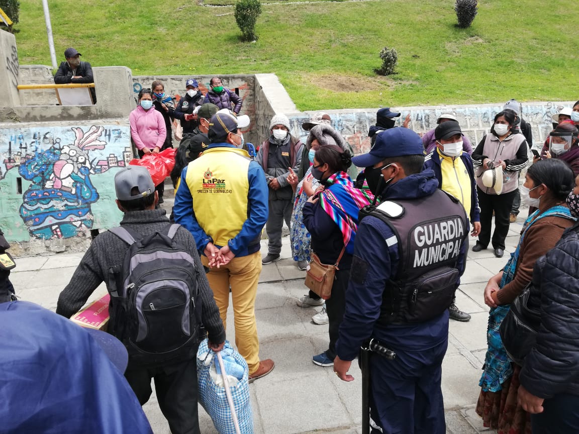 DEFENSORÍA DEL PUEBLO EXHORTA A AUTORIDADES POLICIALES Y MUNICIPALES EVITAR USO DE LA FUERZA PÚBLICA CON ARTESANOS DE LA FERIA DE ALASITAS