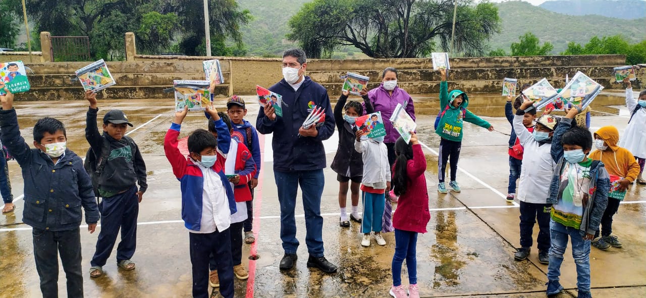 Defensoría del Pueblo entrega material para prevenir la violencia escolar a estudiantes de la comunidad Jatun Qhaka del municipio de Yamparaez en Chuquisaca