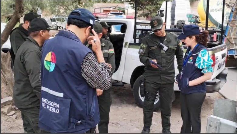 Verificación defensorial en punto de bloqueo en Parotani reporta doce personas detenidas y un policía con heridas leves