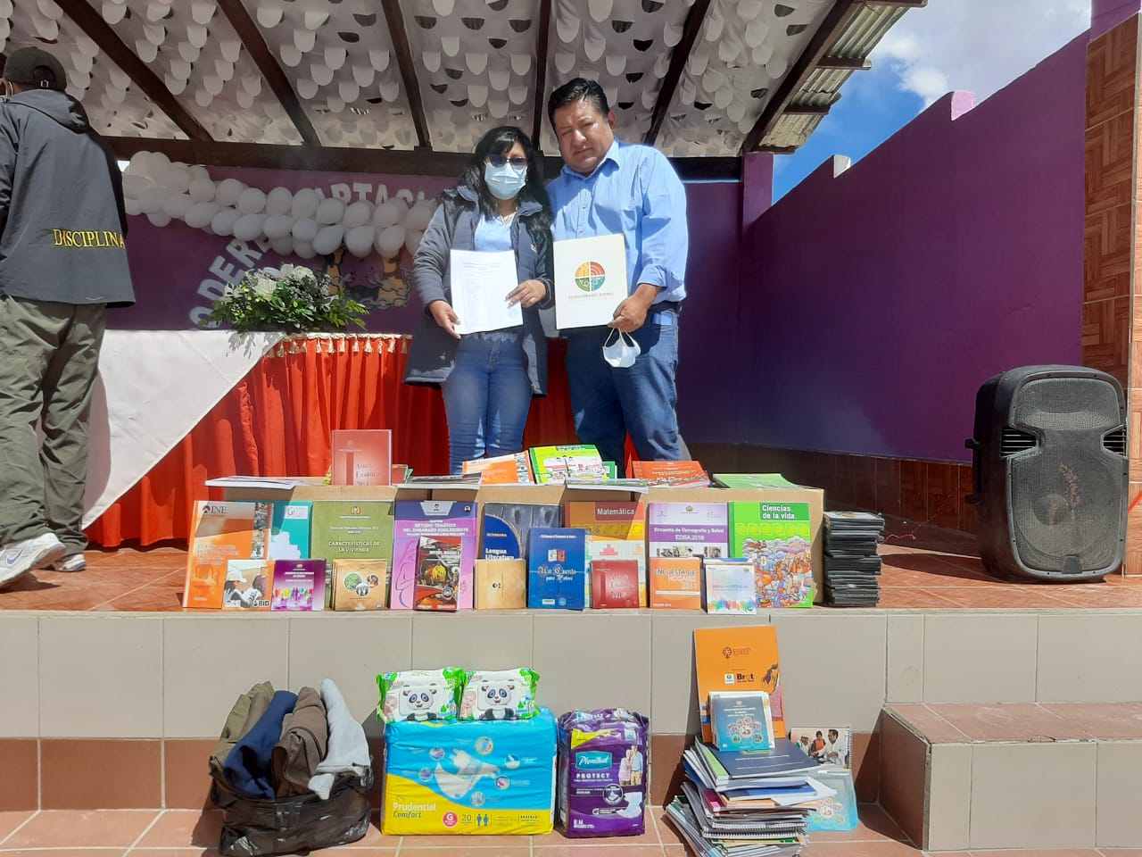 DEFENSORÍA DEL PUEBLO ENTREGA LOTE DE LIBROS AL CENTRO DE READAPTACIÓN PRODUCTIVA SANTO DOMINGO DE POTOSÍ PARA EL PROGRAMA LIBROS POR REJAS