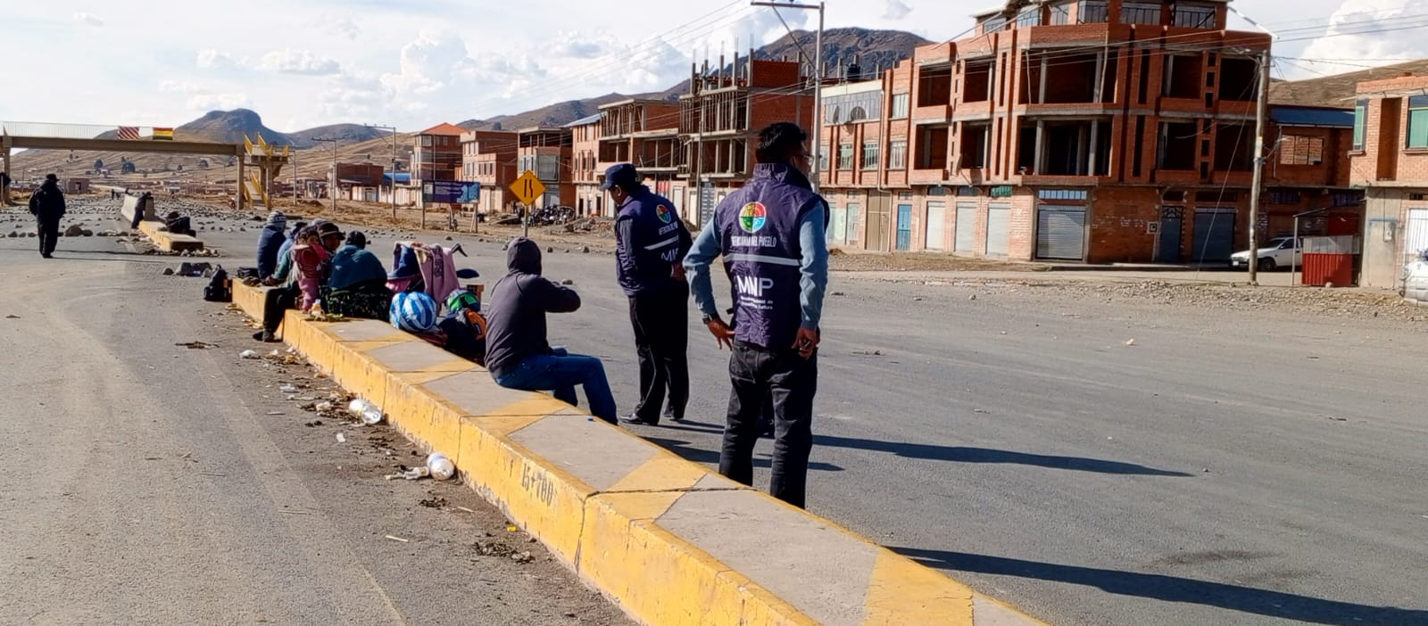 DEFENSORÍA DEL PUEBLO VELA POR EL RESPETO A LOS DDHH EN LA MARCHA QUE RECORRE DE ORURO A LA PAZ Y EN LA CARRETERA A COPACABANA