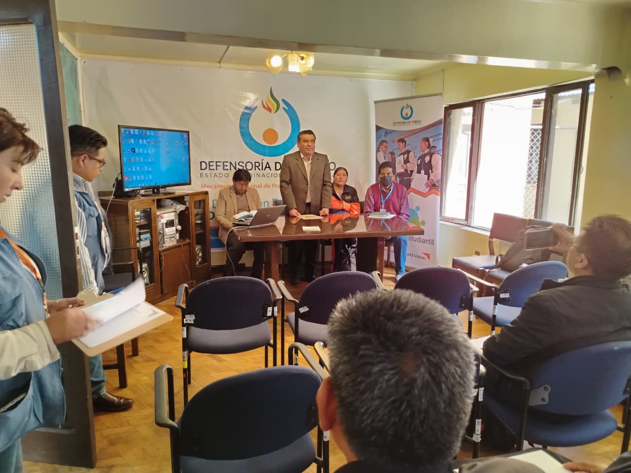 DEFENSORÍA DEL PUEBLO SOCIALIZA POLÍTICAS DE DEFENSORES ESTUDIANTILES CON AUTORIDADES EDUCATIVAS DE ORURO