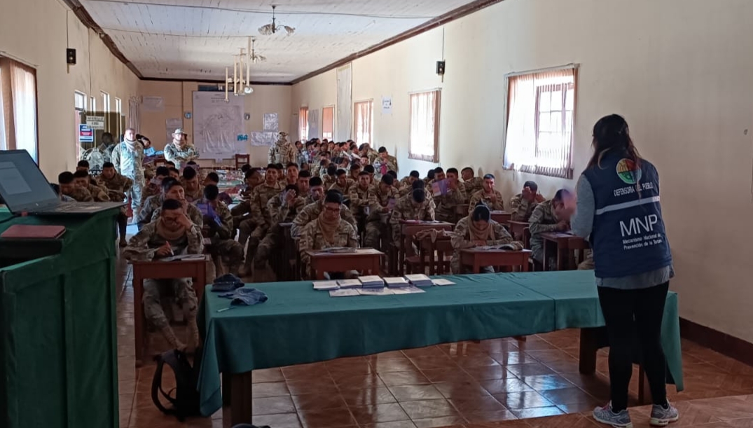 Defensoría del Pueblo socializa sus atribuciones como Mecanismo Nacional de Prevención de la Tortura con 120 militares del Regimiento Lanza de Guaqui