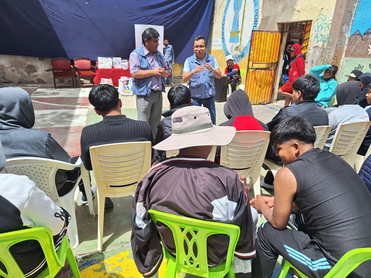 EL DEFENSOR DEL PUEBLO INSTA A JÓVENES DEL CENTRO "RENACER" DE ORURO A PROYECTAR UN FUTURO CON NUEVAS OPORTUNIDADES