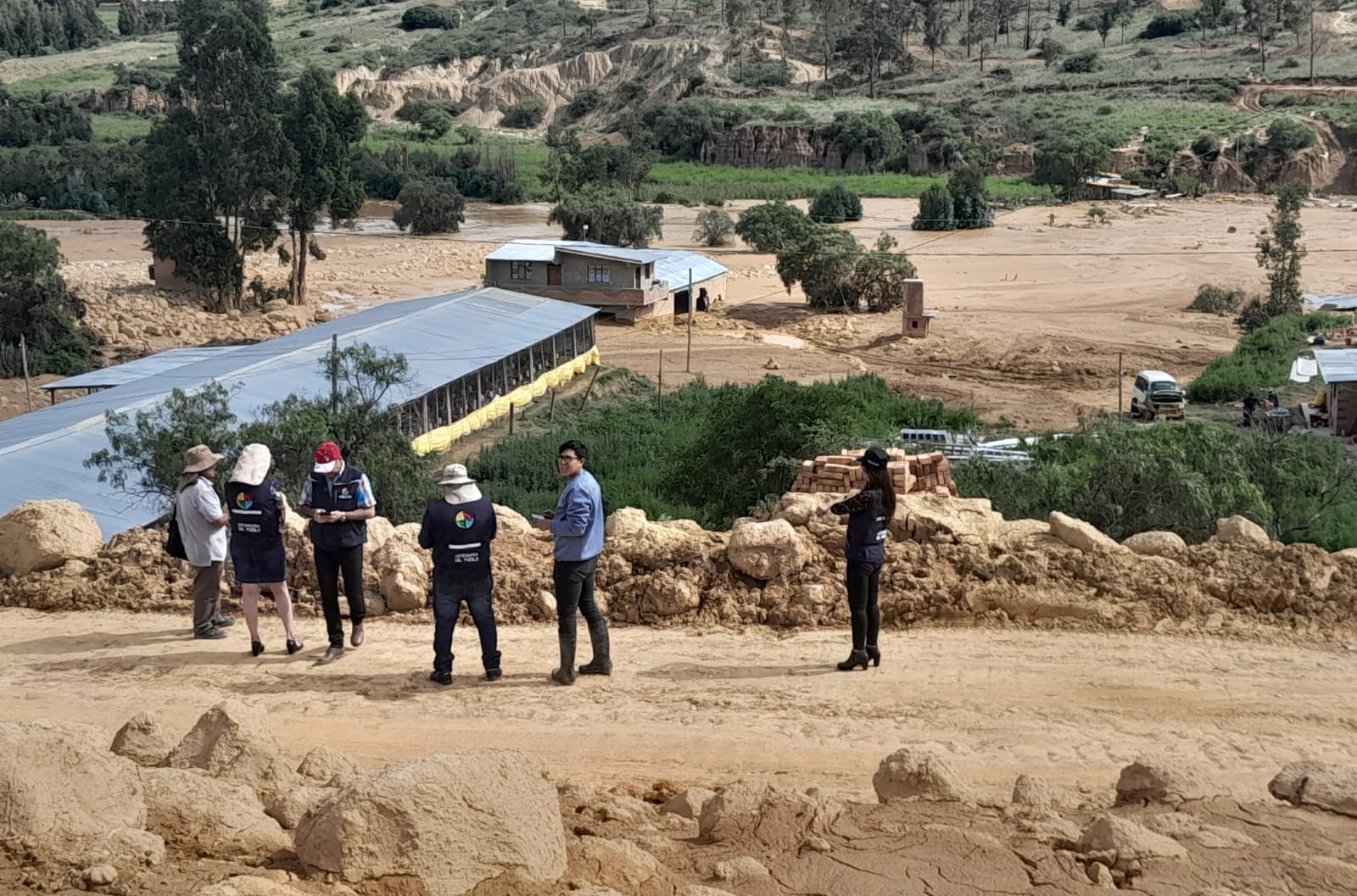 DEFENSORÍA DEL PUEBLO REALIZA CAMPAÑA DE AYUDA SOLIDARIA PARA FAMILIAS DAMNIFICADAS POR LA MAZAMORRA EN COMUNIDAD LAQUIÑA DE SACABA