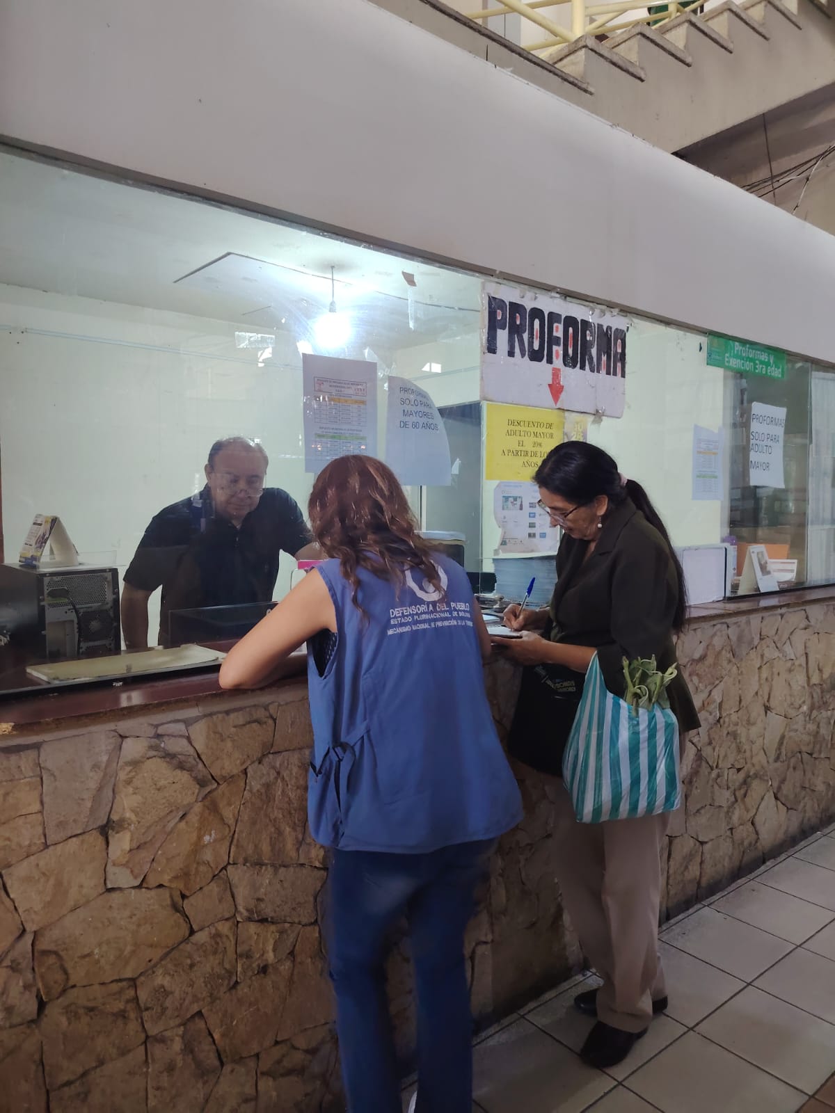 Defensoría del Pueblo verifica limitaciones en atención prioritaria a adultos mayores en unidad de Ingresos del municipio de Tarija