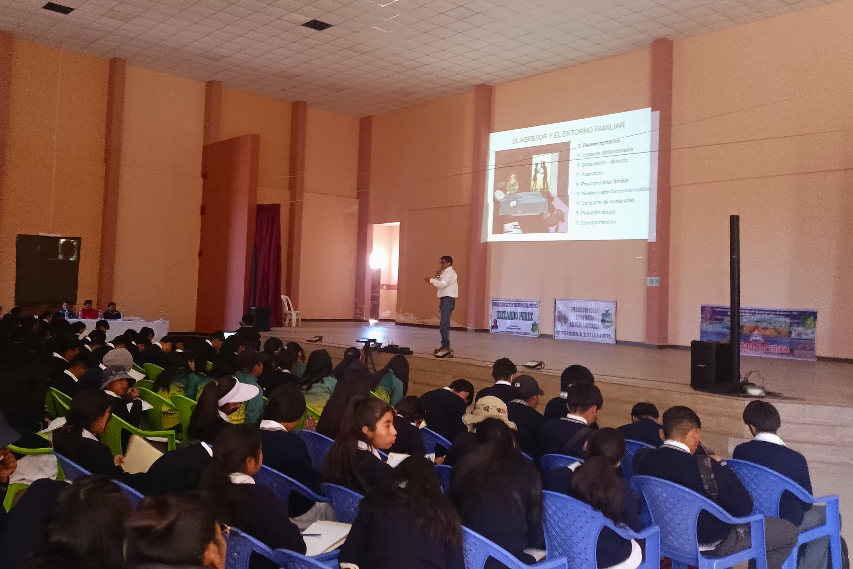 MÁS DE 400 ESTUDIANTES PARTICIPAN EN TALLER DE CONVIVENCIA Y BIENESTAR SOCIAL ORGANIZADO POR DEFENSORES ESTUDIANTILES