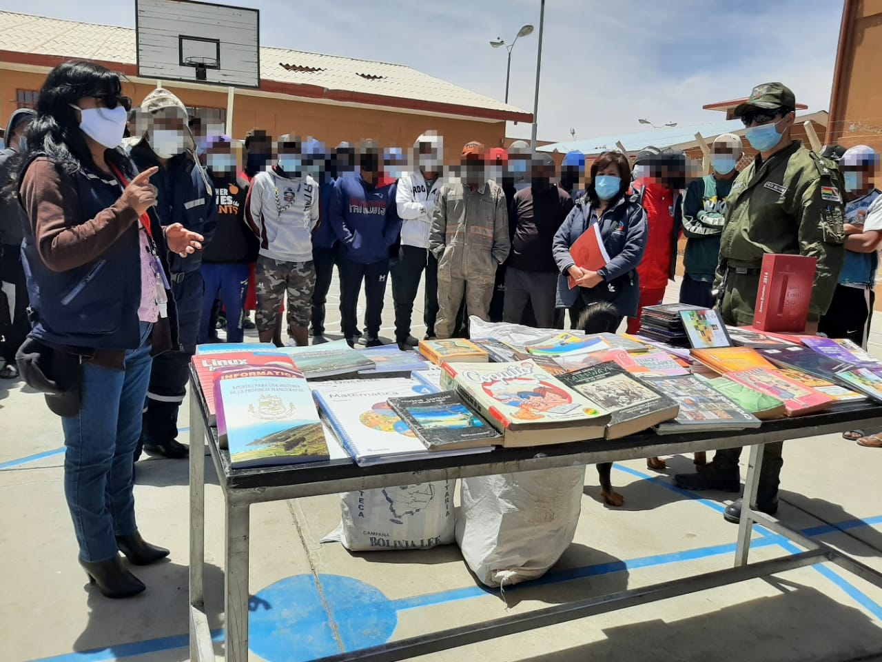 DELEGACIÓN DEFENSORIAL DE POTOSÍ ENTREGA LOTE DE 250 LIBROS AL CENTRO CARCELARIO DE UYUNI PARA IMPLEMENTAR EL PROGRAMA LIBROS POR REJAS