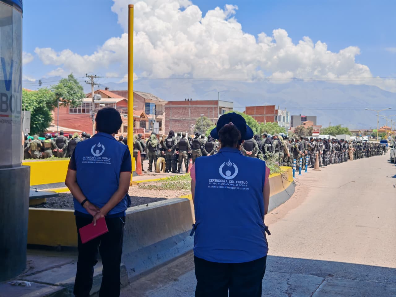 DEFENSORÍA DEL PUEBLO RESGUARDA DERECHOS HUMANOS EN PUNTOS DE BLOQUEOS QUE PERSISTEN EN LAS CARRETERAS A SANTA CRUZ Y POTOSÍ