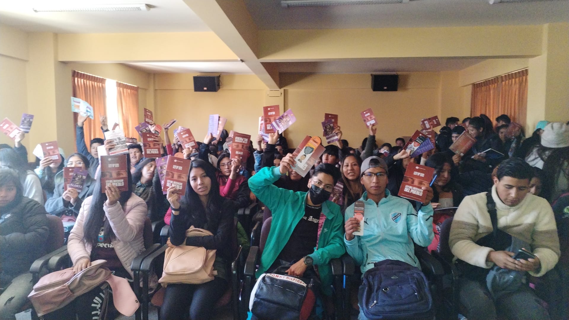 MÁS DE 70 ESTUDIANTES DE LA CARRERA DE TRABAJO SOCIAL DE LA UPEA FORTALECIERON SUS CONOCIMIENTOS EN DD. HH., PREVENCIÓN DE LA VIOLENCIA Y CULTURA DE PAZ