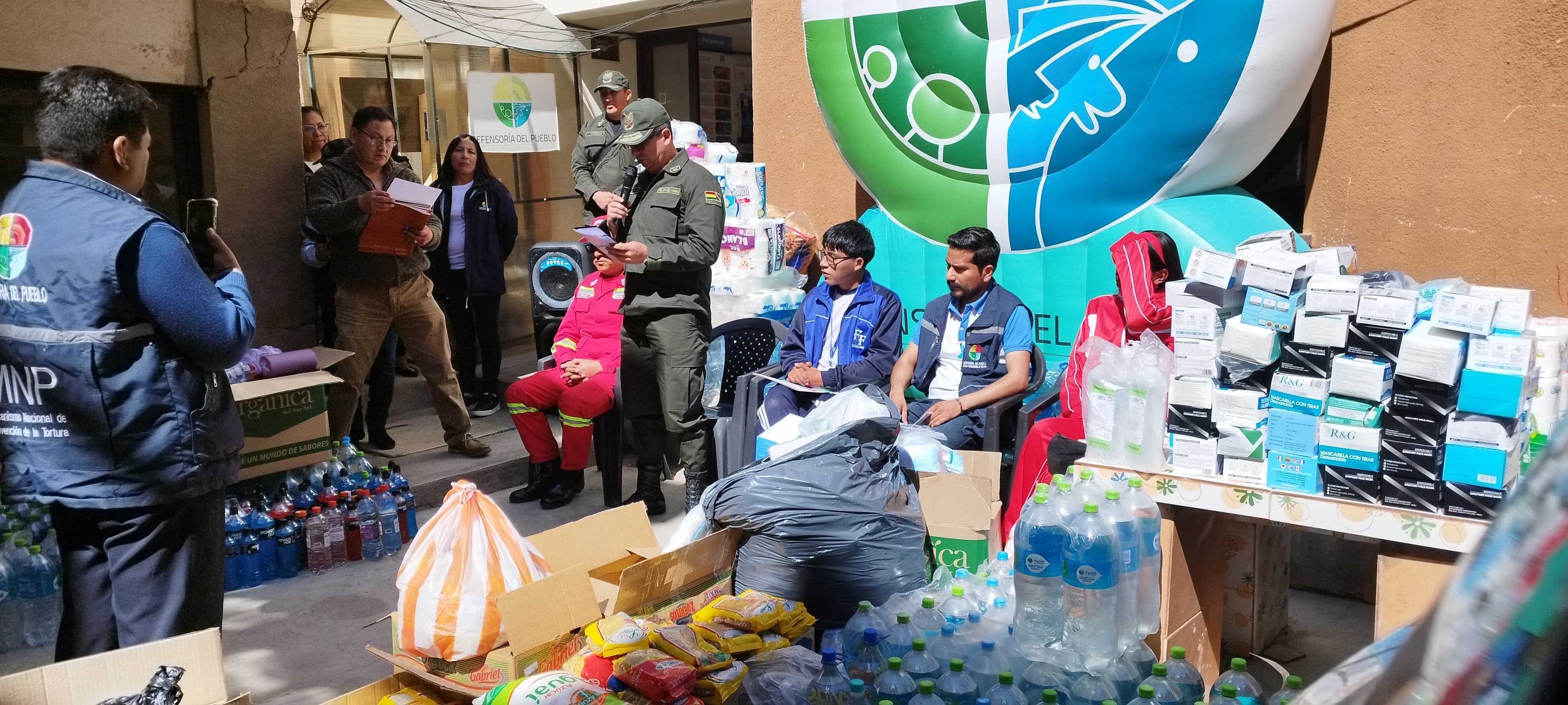 LA DELEGACIÓN DEFENSORIAL DE ORURO ENTREGÓ UN LOTE DE INSUMOS COLECTADO POR LOS DEFENSORES ESTUDIANTILES PARA LOS AFECTADOS POR LOS INCENDIOS EN EL MARCO DE LA CAMPAÑA “UNIDOS POR LA MADRE TIERRA”.