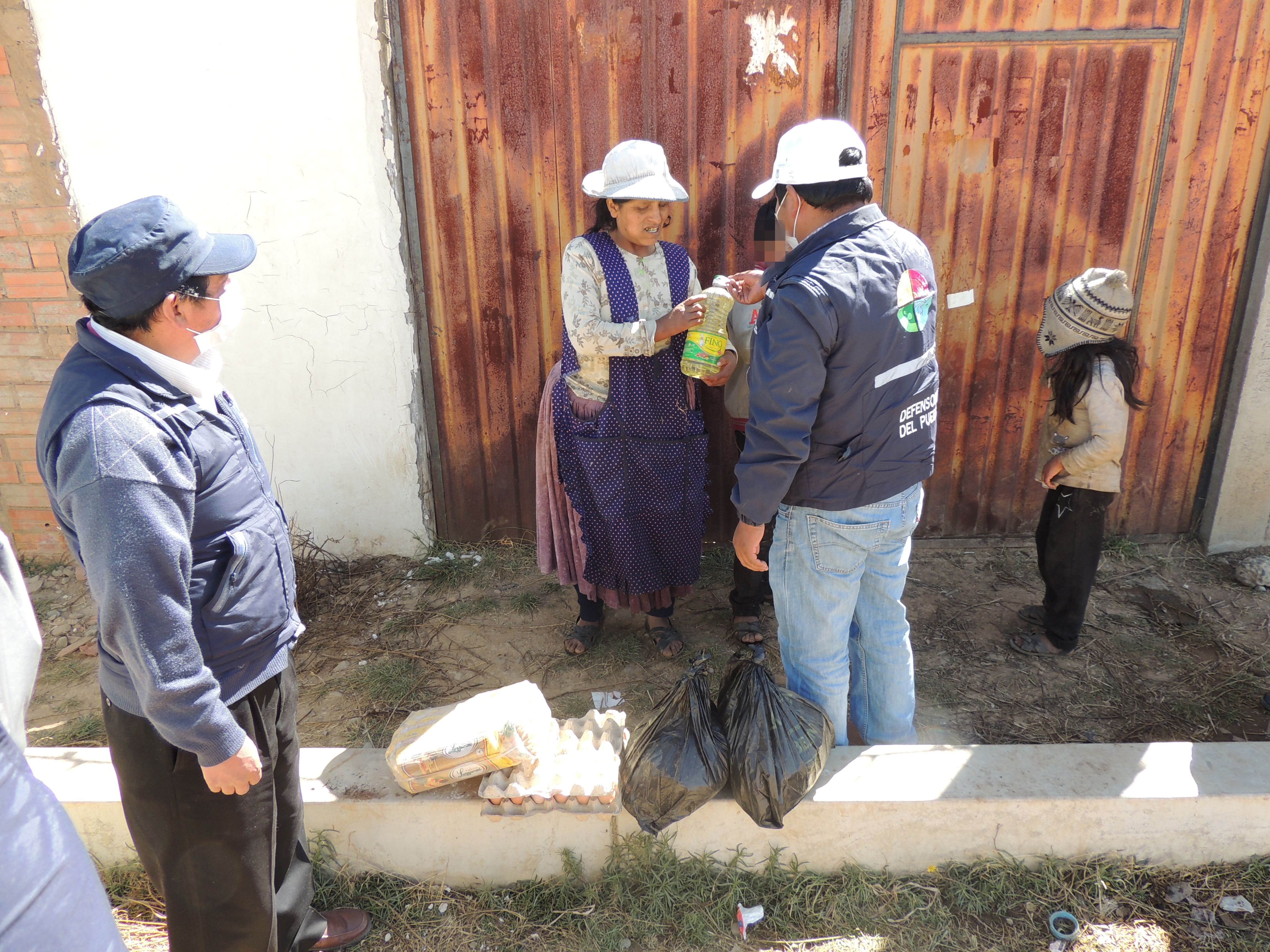 DEFENSORÍA DEL PUEBLO ENTREGA AYUDA HUMANITARIA A FAMILIAS HUMILDES DEL MUNICIPIO EL ALTO