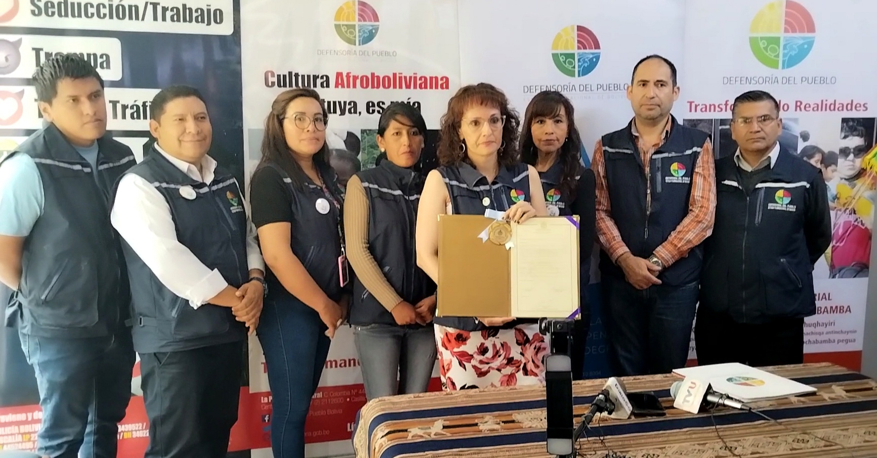 CONCEJO MUNICIPAL DE COCHABAMBA ENTREGA RECONOCIMIENTO A LA DEFENSORÍA DEL PUEBLO POR SUS 25 AÑOS DE DEFENSA DE LOS DERECHOS HUMANOS