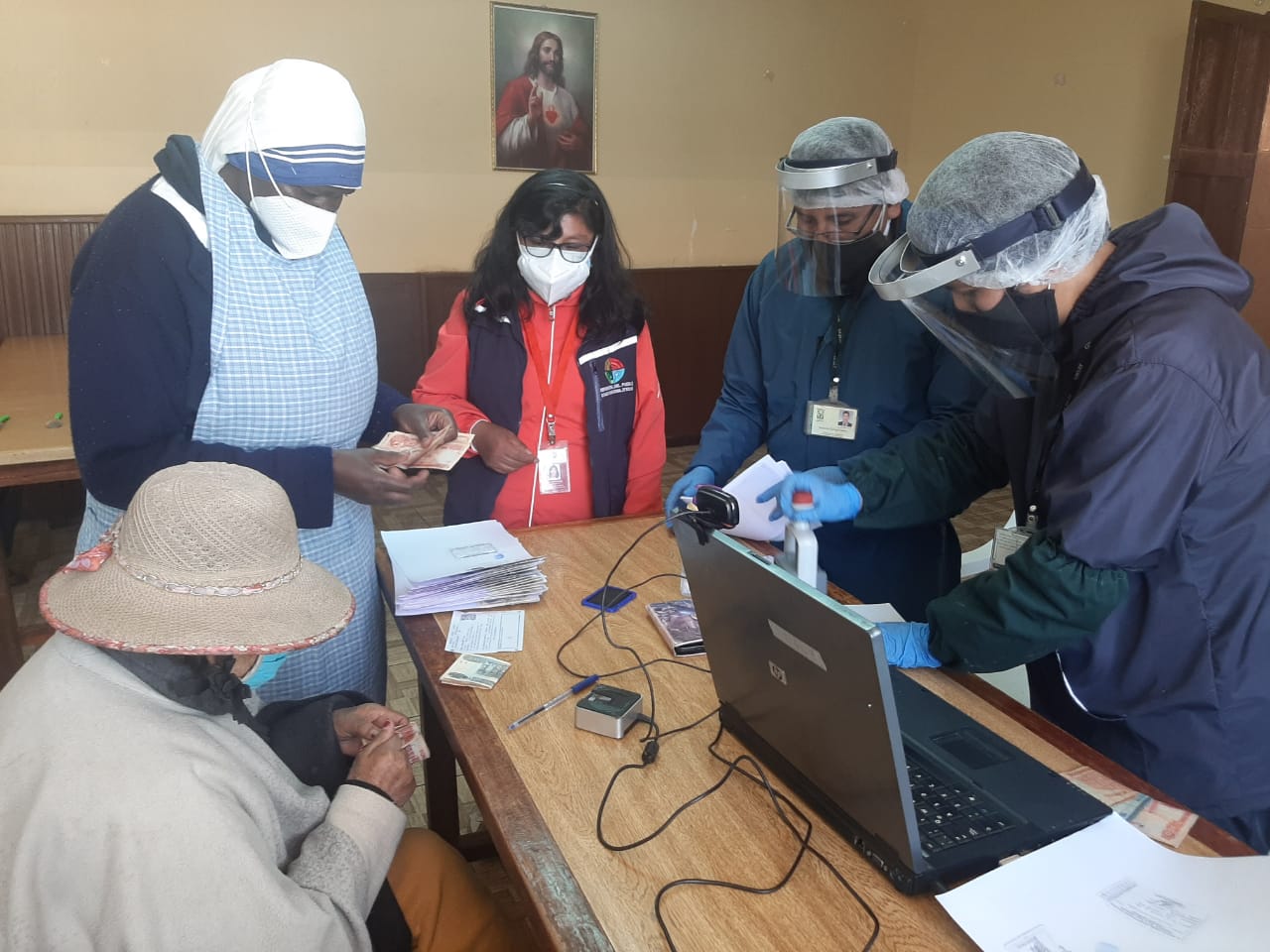 GESTIONES DEFENSORIALES POSIBILITAN TRASLADO DE CAJEROS MÓVILES AL HOGAR DE ANCIANOS SAN ROQUE PARA EL PAGO DE LA RENTA DIGNIDAD