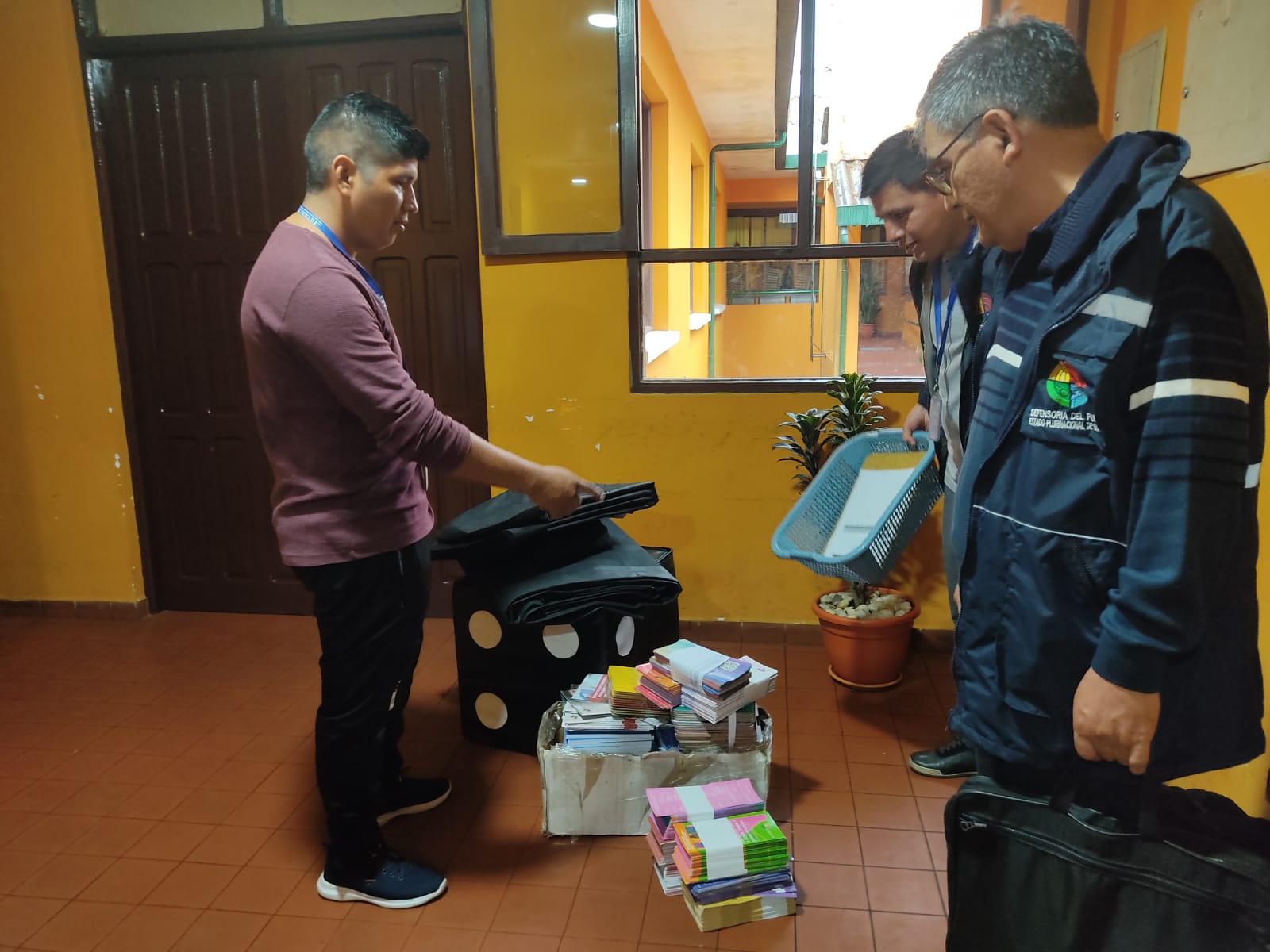 LA DEFENSORÍA DEL PUEBLO ENTREGÓ MATERIALES DE PREVENCIÓN DE LA VIOLENCIA Y DIFUSIÓN DE DERECHOS HUMANOS EN EL MUNICIPIO DE VILLA TUNARI