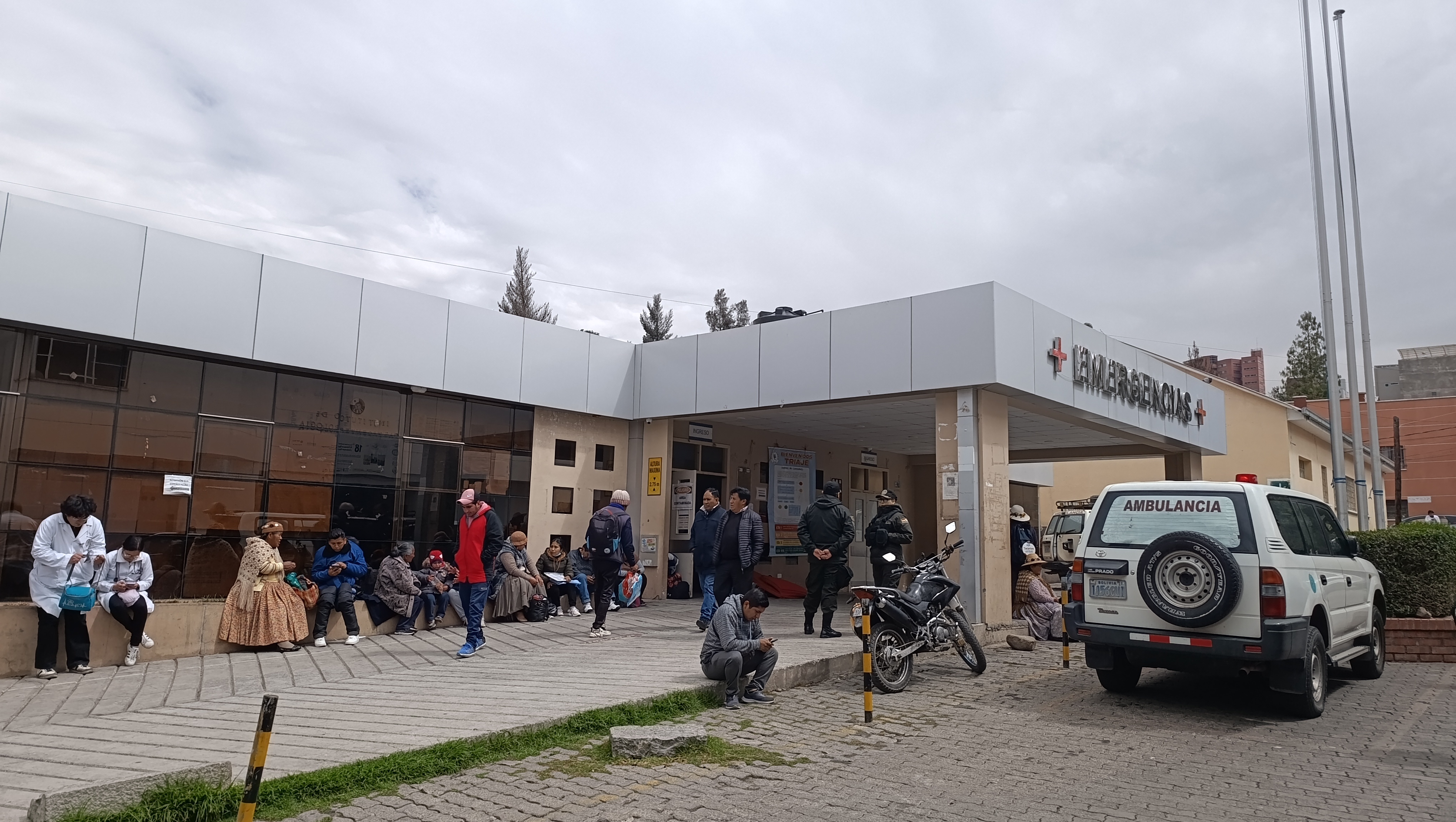 DEFENSORÍA DEL PUEBLO VERIFICA ATENCIÓN EN EMERGENCIAS DEL HOSPITAL DE CLÍNICAS ANTE RECLAMOS POR HACINAMIENTO
