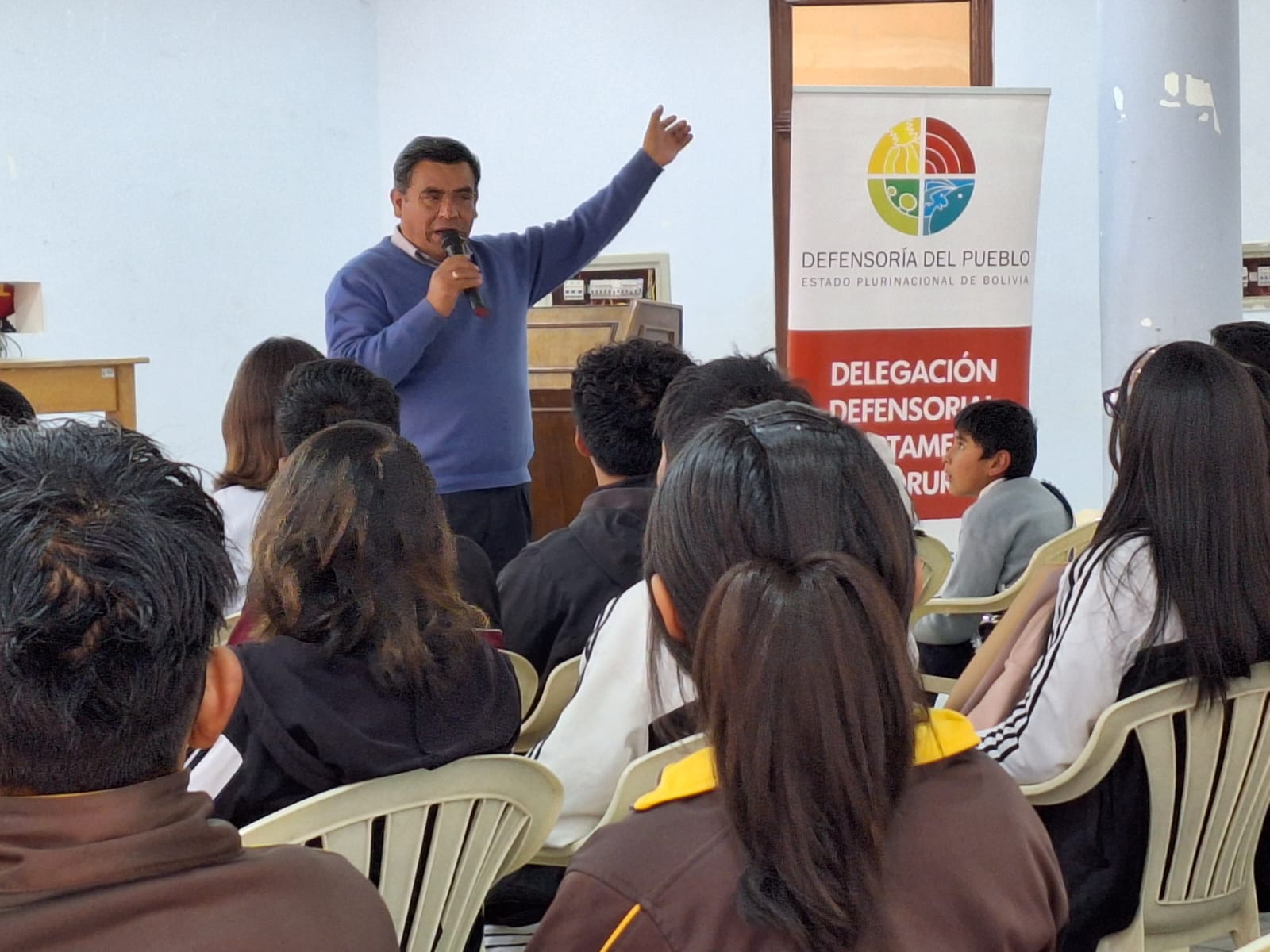 DELEGADO DEFENSORIAL DE ORURO, CAPACITA A DEFENSORAS Y DEFENSORES ESTUDIANTILES PARA IMPULSAR PLANES DE CONVIVENCIA PACÍFICA Y ARMÓNICA EN SUS UNIDADES EDUCATIVAS