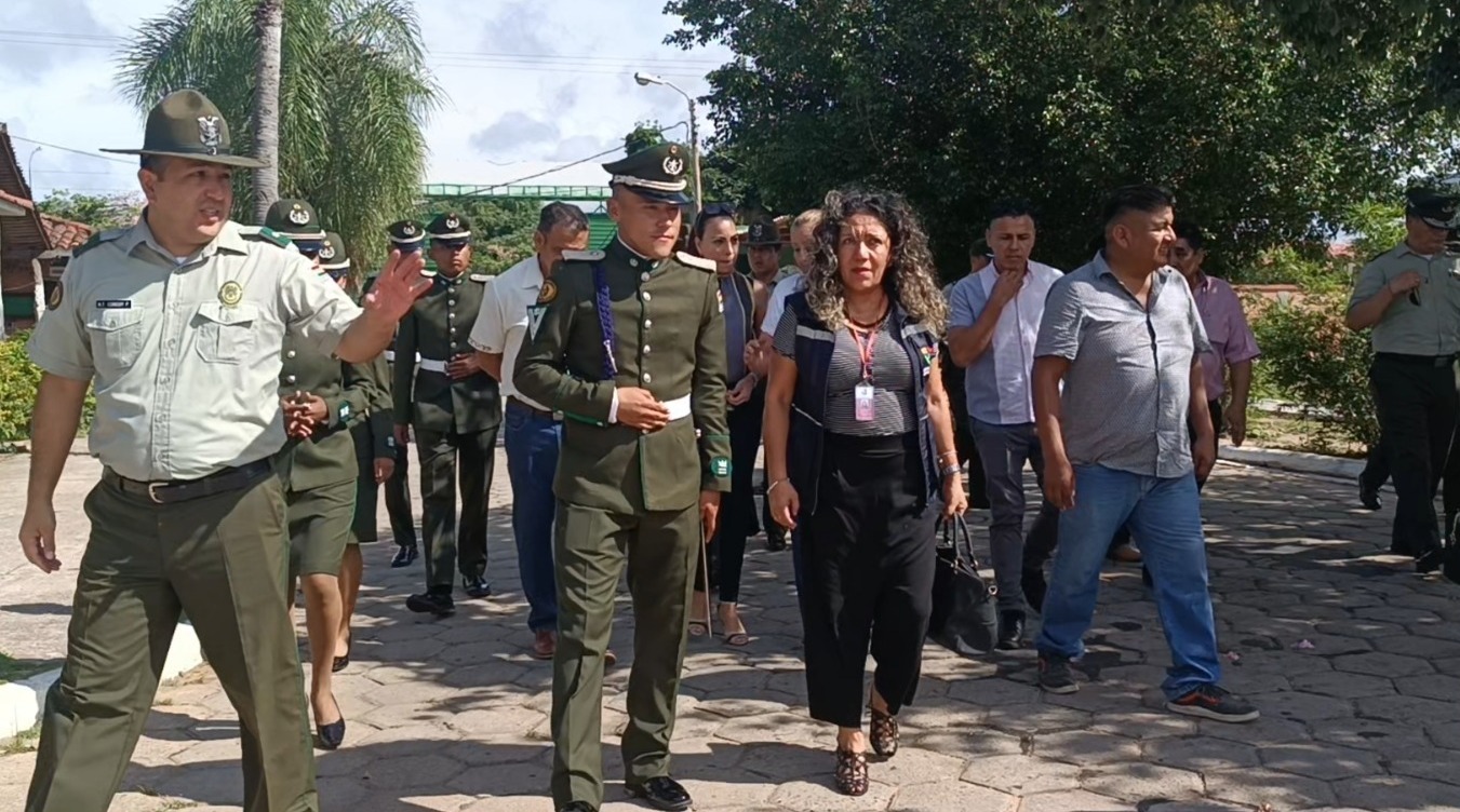 DEFENSORÍA DEL PUEBLO OBSERVA INADECUADAS CONDICIONES DE HABITABILIDAD EN ESCUELA BÁSICA POLICIAL DE SANTA CRUZ.