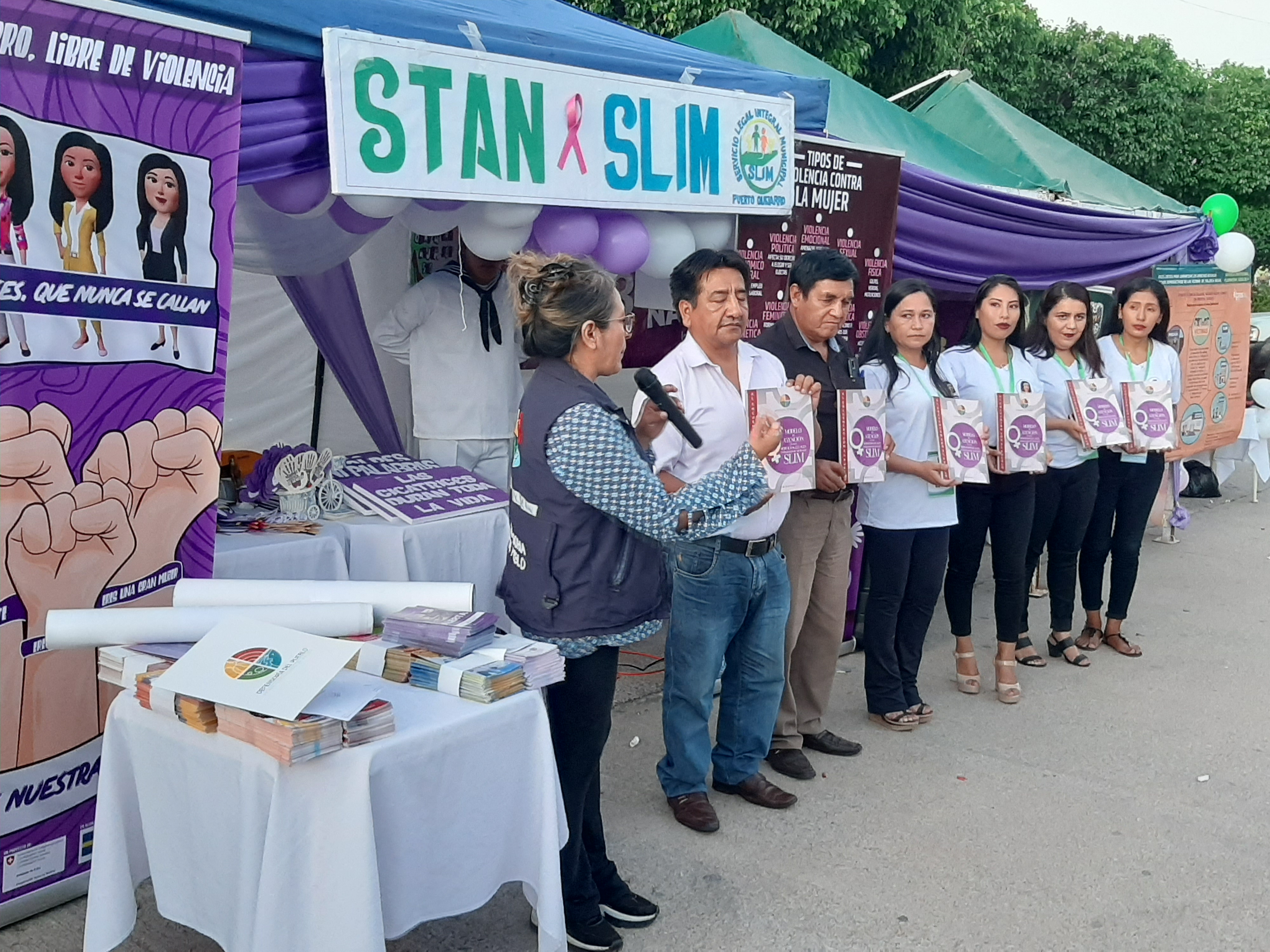 EN PUERTO QUIJARRO LA DEFENSORIA DEL PUEBLO PARTICIPA EN FERIA DE PREVENCIÓN DE LA VIOLENCIA CONTRA LA MUJER Y ENTREGA MATERIAL DE DIFUSIÓN AL SERVICIO LEGAL INTEGRAL MUNICIPAL