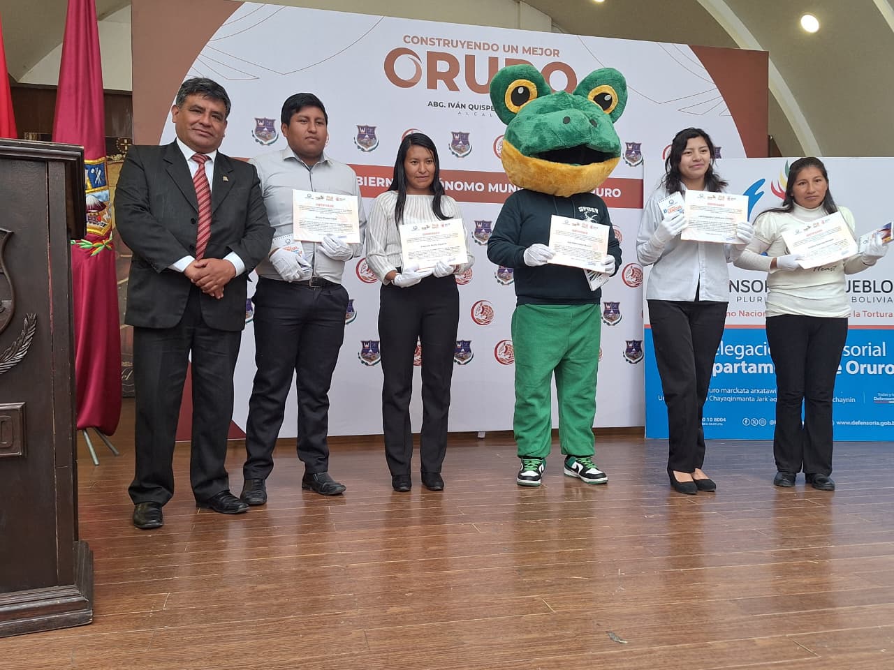 DEFENSORÍA DEL PUEBLO PROMUEVE INCLUSIÓN Y EXPRESIÓN ARTÍSTICA EN EL 5.º FESTIVAL CULTURAL DE ARTES EN LENGUA DE SEÑAS BOLIVIANA